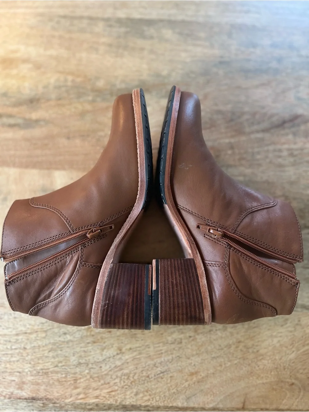 Clark’s Women’s Brown Leather Ankle Boots - Stylish Zip-Heel Design size 5.5
